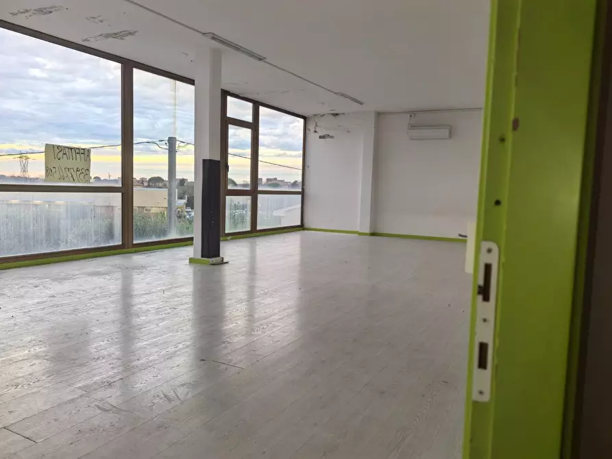 Immagine 10 di Locale commerciale in affitto  a Calcinaia