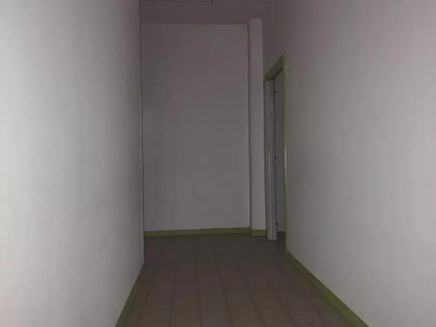 Immagine 21 di Locale commerciale in affitto  a Calcinaia