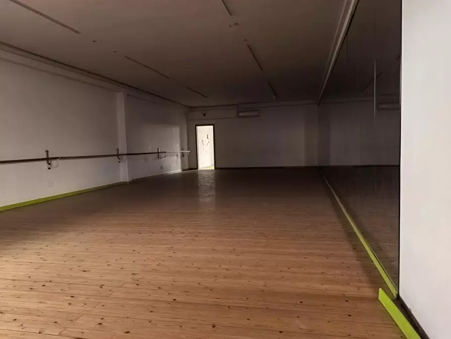 Immagine 25 di Locale commerciale in affitto  a Calcinaia