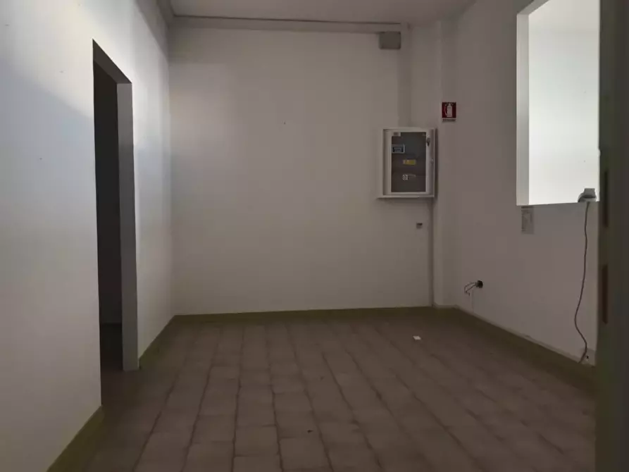 Immagine 18 di Locale commerciale in affitto  a Calcinaia