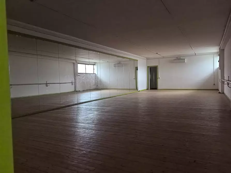 Immagine 1 di Locale commerciale in affitto  a Calcinaia