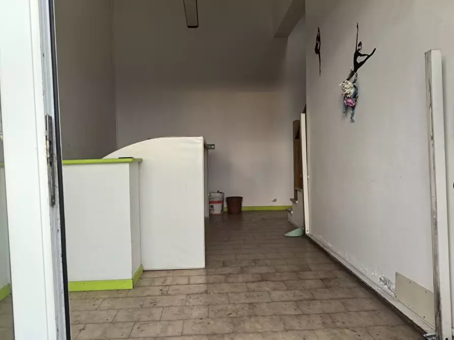 Immagine 2 di Locale commerciale in affitto  a Calcinaia