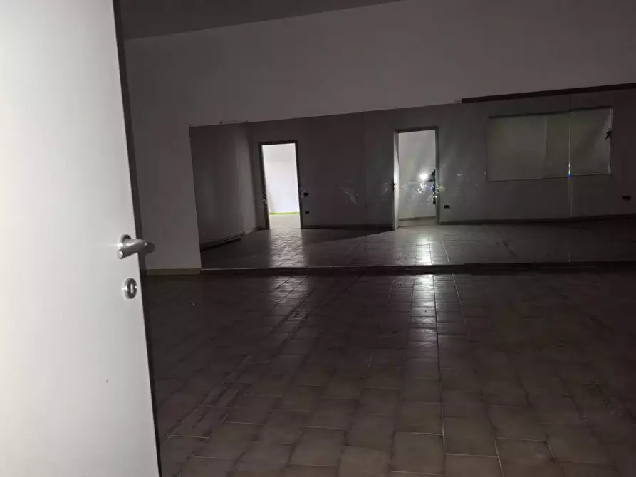 Immagine 16 di Locale commerciale in affitto  a Calcinaia