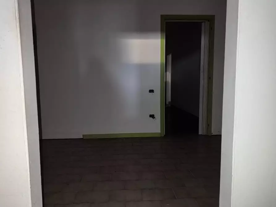 Immagine 19 di Locale commerciale in affitto  a Calcinaia