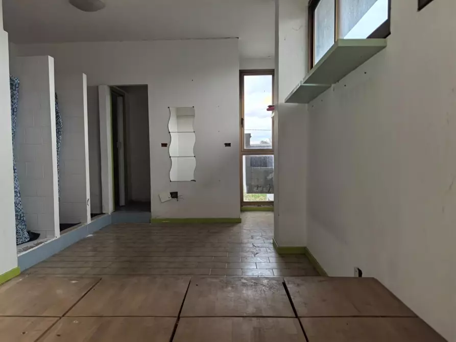 Immagine 23 di Locale commerciale in affitto  a Calcinaia