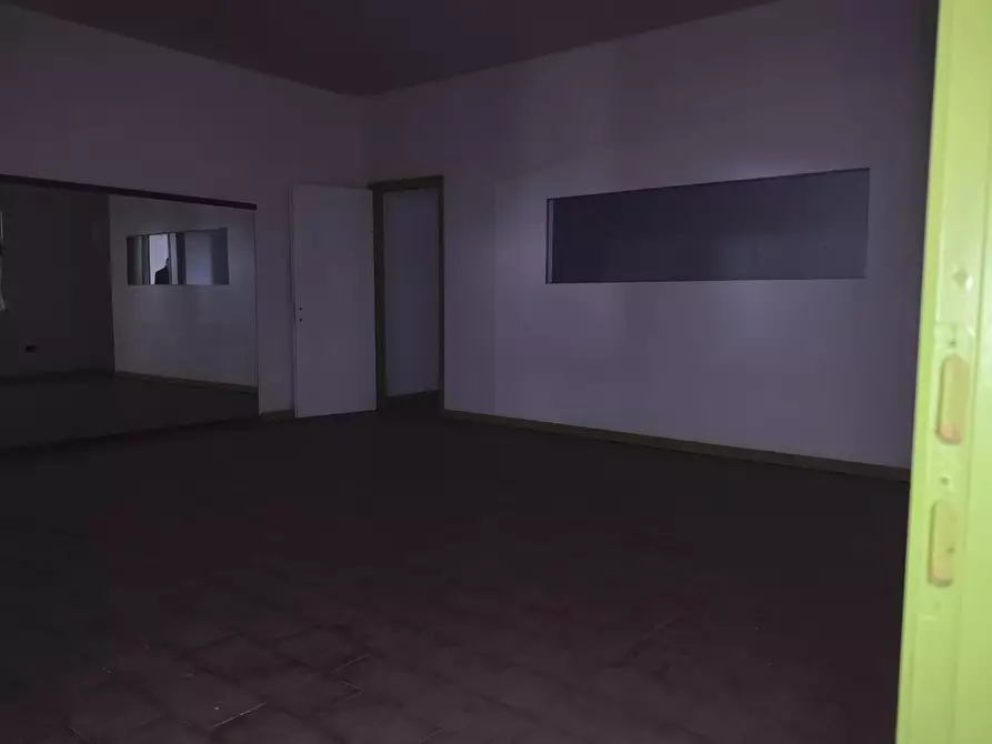 Immagine 17 di Locale commerciale in affitto  a Calcinaia