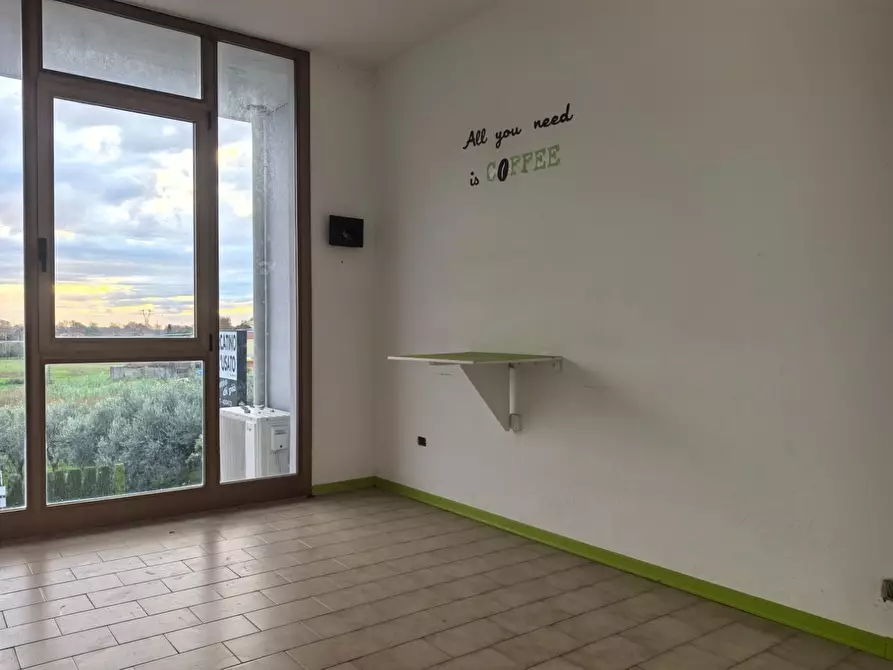 Immagine 9 di Locale commerciale in affitto  a Calcinaia