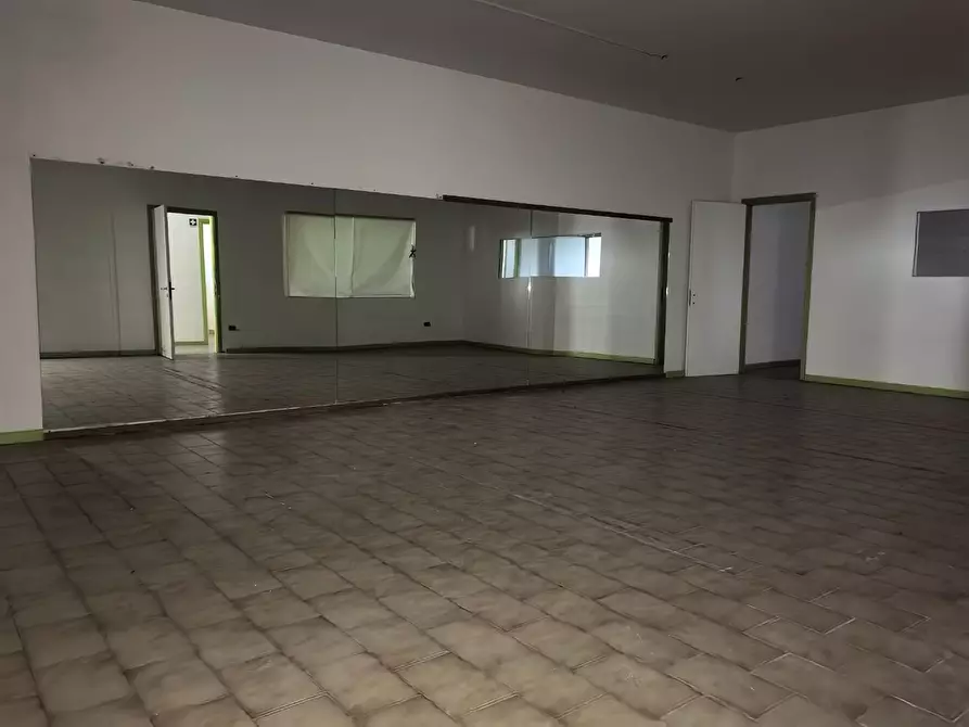 Immagine 14 di Locale commerciale in affitto  a Calcinaia