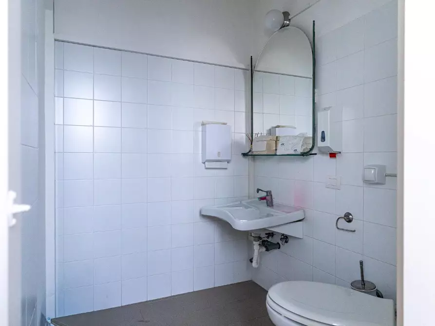 Immagine 22 di Locale commerciale in vendita  a Vinci