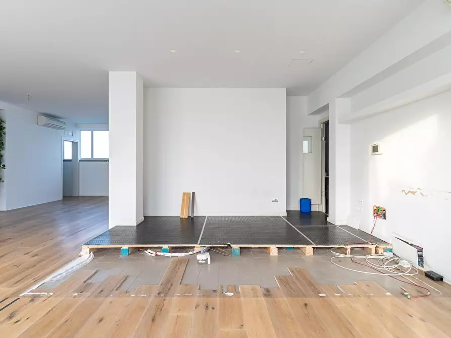 Immagine 15 di Locale commerciale in vendita  a Vinci