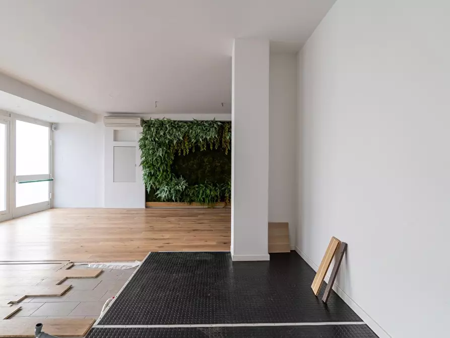 Immagine 13 di Locale commerciale in vendita  a Vinci