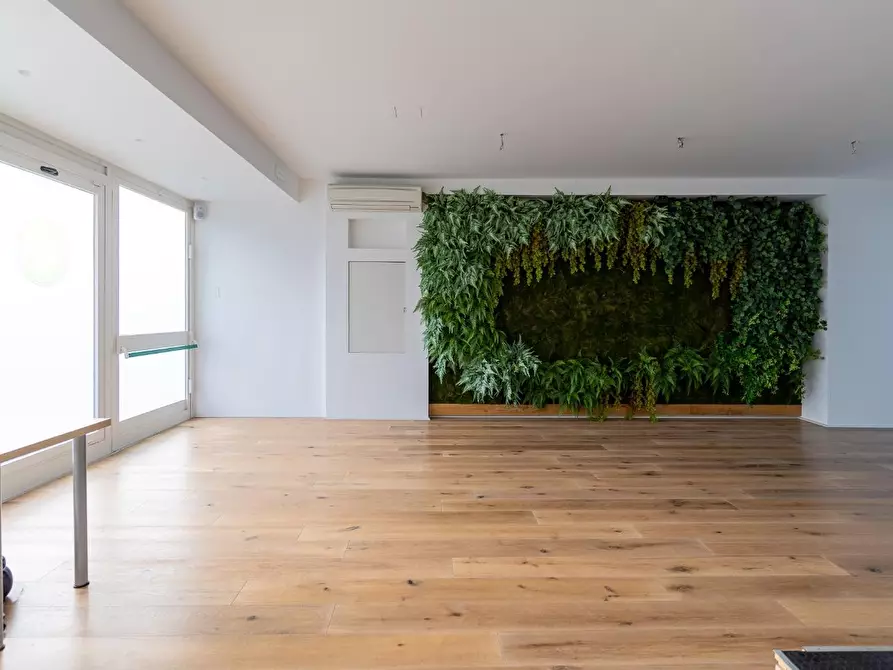 Immagine 11 di Locale commerciale in vendita  a Vinci