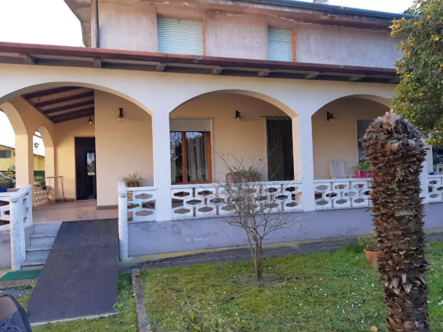 Immagine 1 di Casa indipendente in affitto  a Massa
