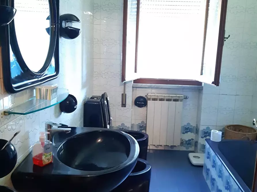 Immagine 22 di Casa indipendente in affitto  a Massa