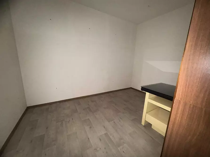 Immagine 11 di Locale commerciale in vendita  a Pontedera