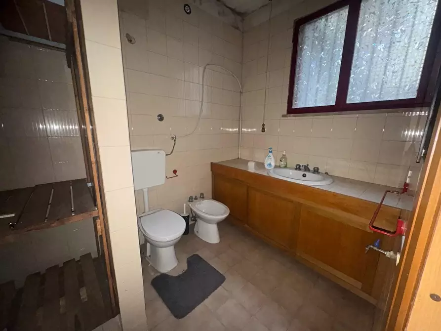 Immagine 14 di Locale commerciale in vendita  a Pontedera