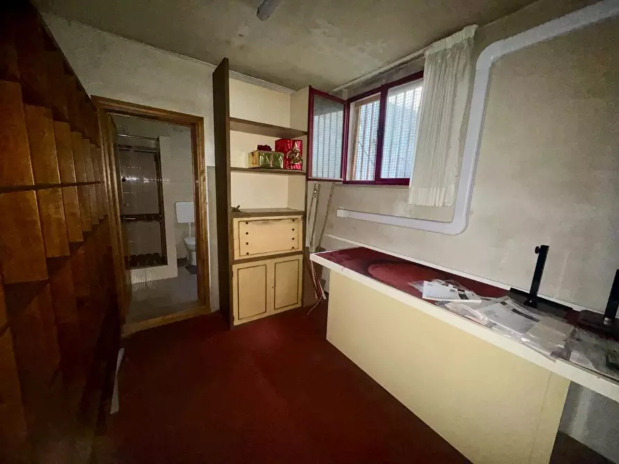 Immagine 13 di Locale commerciale in vendita  a Pontedera