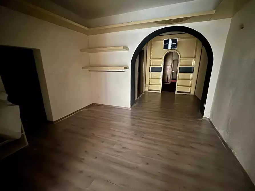 Immagine 8 di Locale commerciale in vendita  a Pontedera