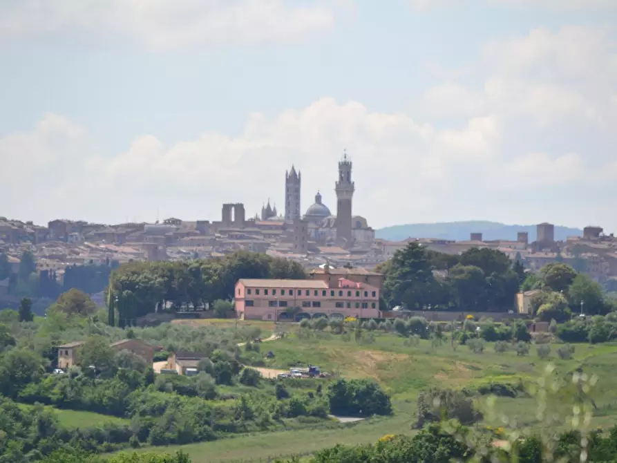 Immagine 1 di Villa in vendita  a Siena