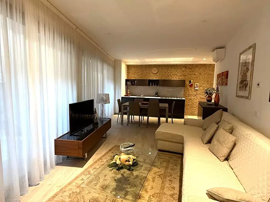 Immagine 2 di Appartamento in vendita  a Siena