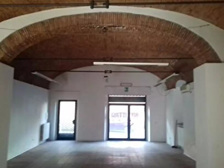 Immagine 7 di Locale commerciale in vendita  a Lucca