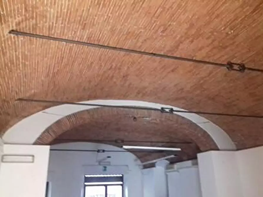 Immagine 4 di Locale commerciale in vendita  a Lucca