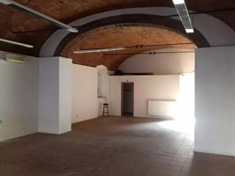 Immagine 5 di Locale commerciale in vendita  a Lucca