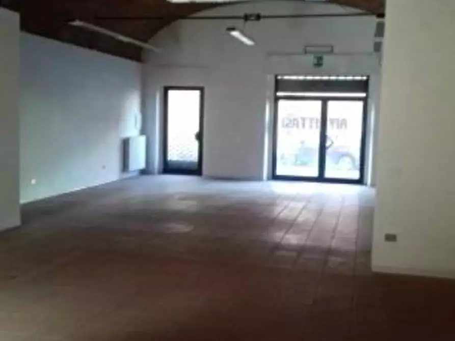 Immagine 12 di Locale commerciale in vendita  a Lucca