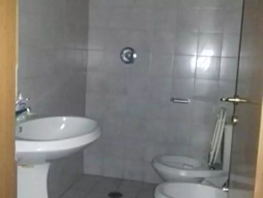 Immagine 11 di Locale commerciale in vendita  a Lucca