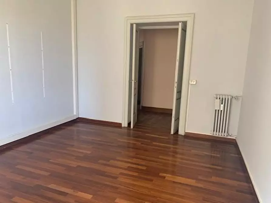 Immagine 11 di Ufficio in vendita  a Livorno