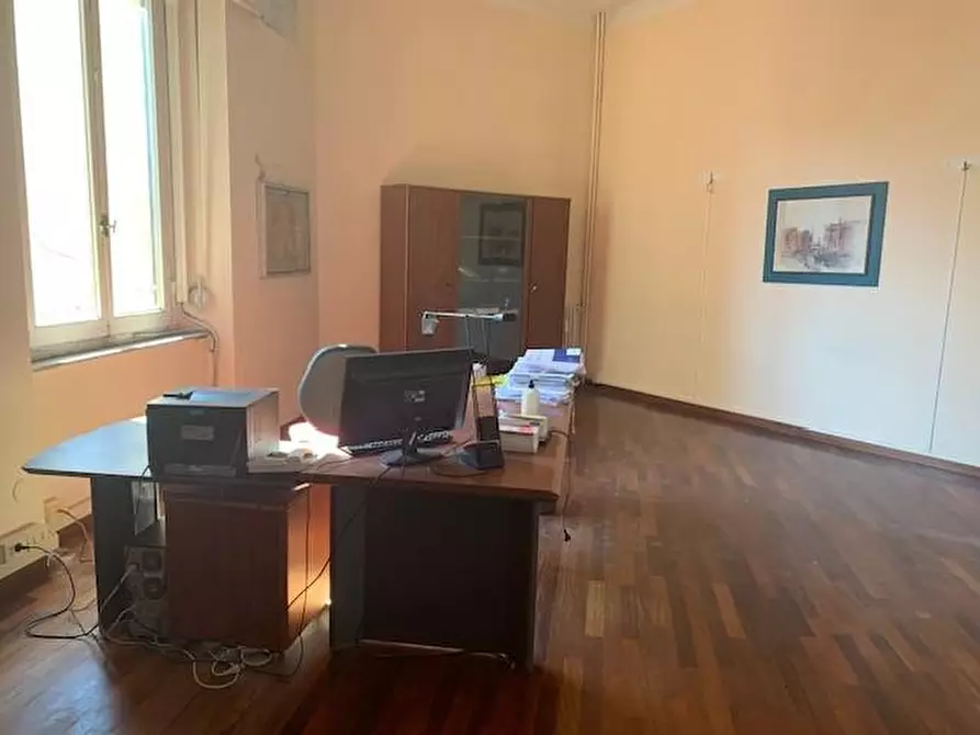 Immagine 15 di Ufficio in vendita  a Livorno