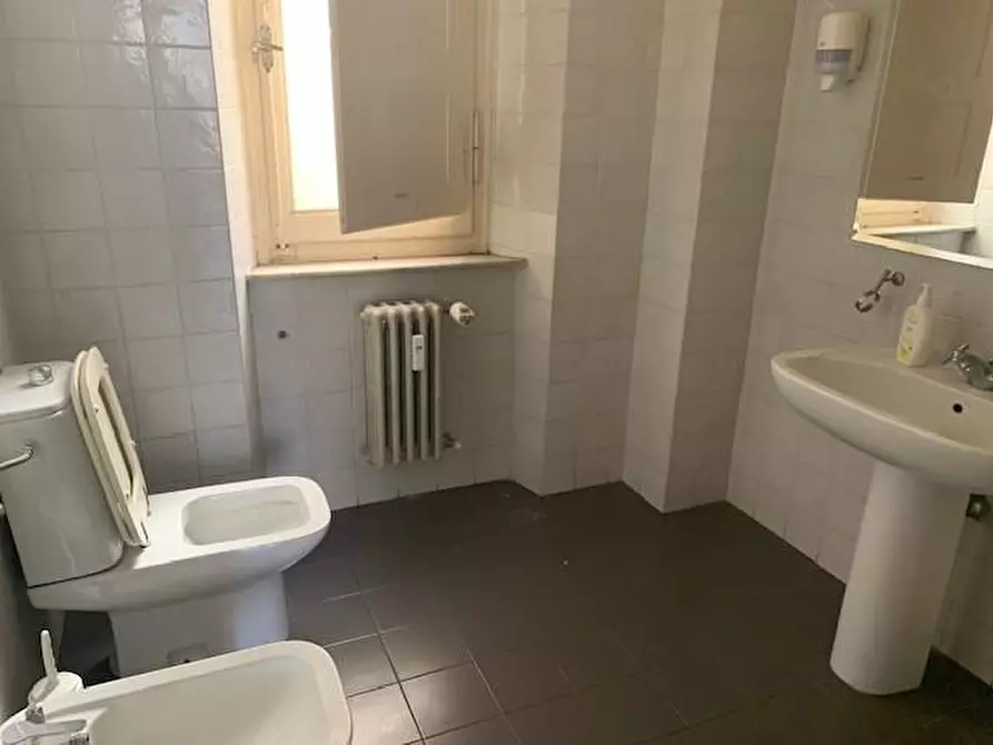 Immagine 9 di Ufficio in vendita  a Livorno