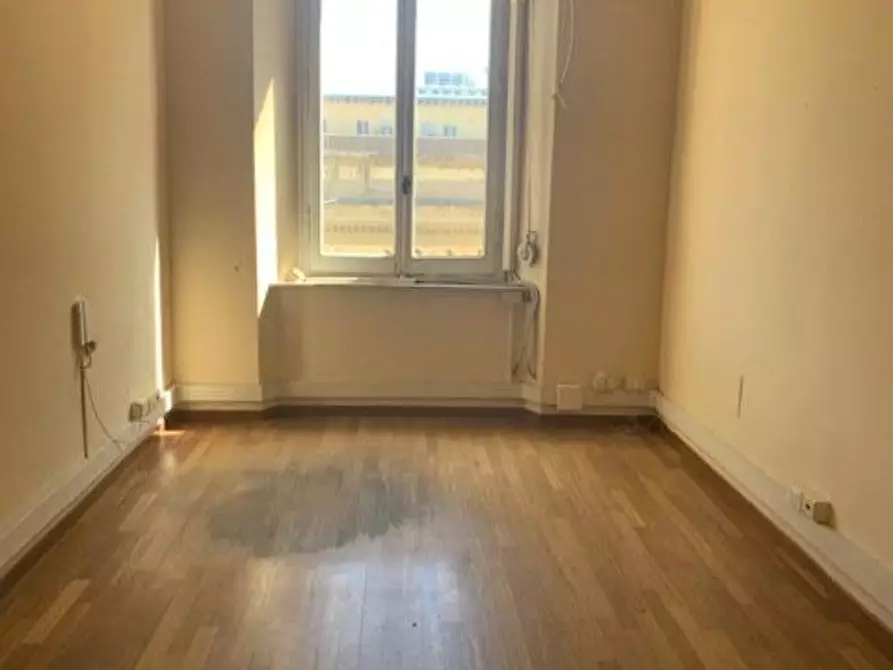 Immagine 3 di Ufficio in vendita  a Livorno