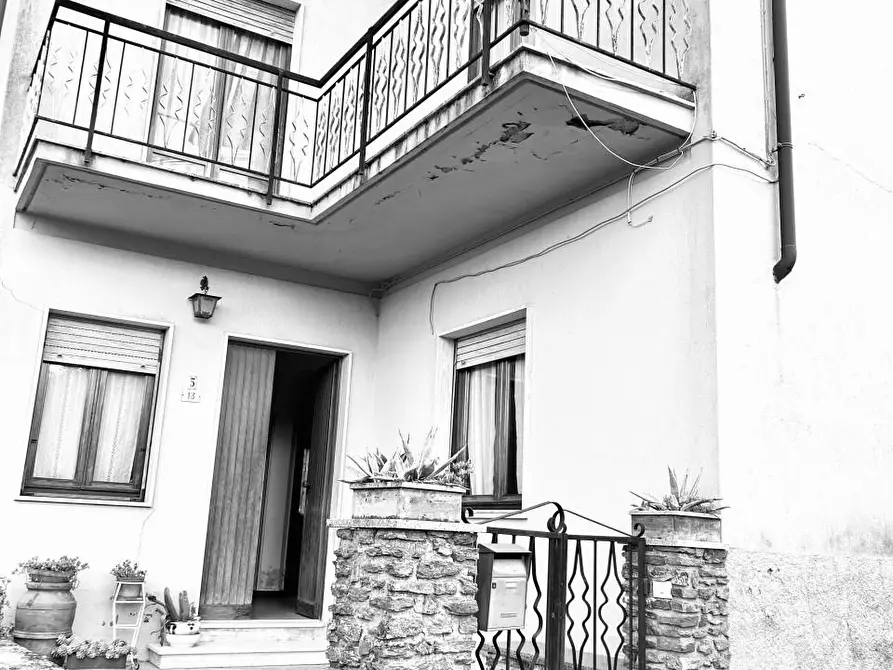 Immagine 2 di Casa indipendente in vendita  a Ortonovo