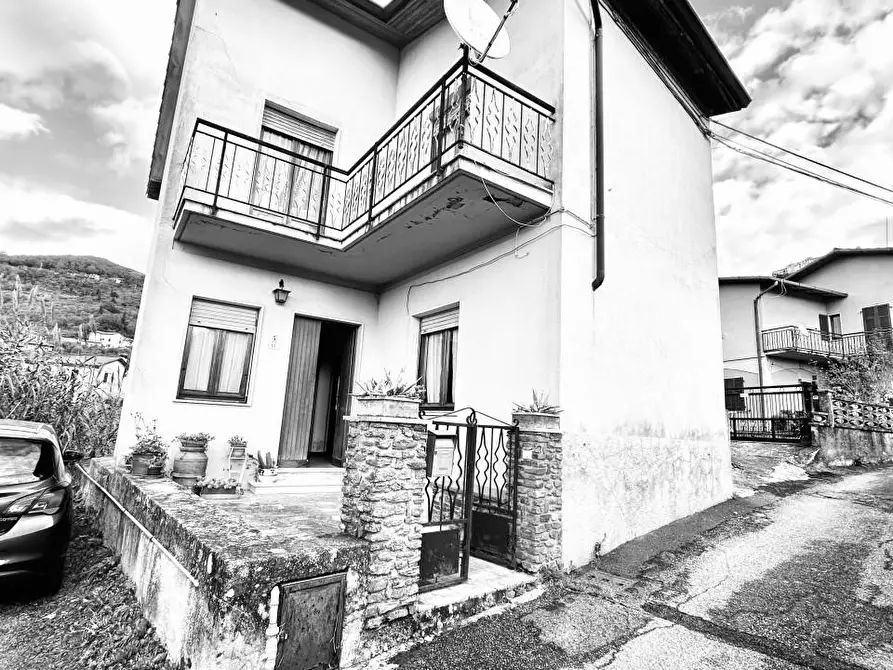 Immagine 1 di Casa indipendente in vendita  a Ortonovo