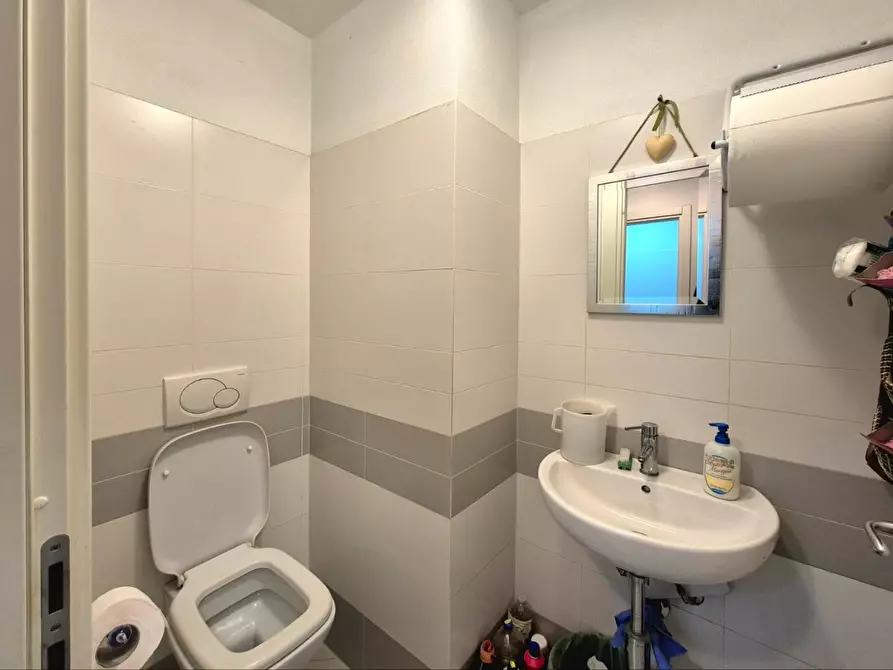 Immagine 21 di Locale commerciale in vendita  a Capannori