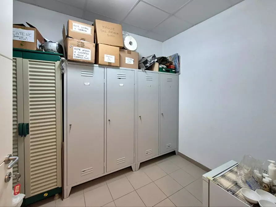 Immagine 18 di Locale commerciale in vendita  a Capannori