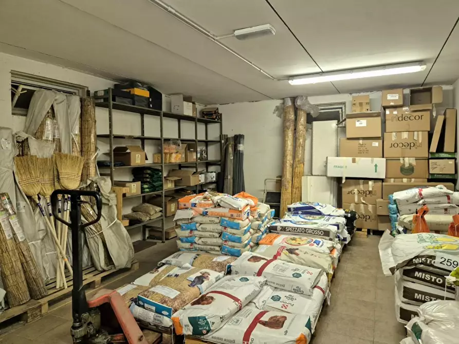 Immagine 25 di Locale commerciale in vendita  a Capannori