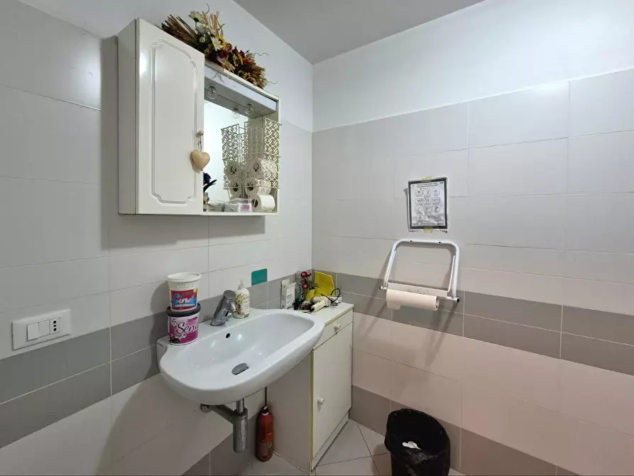 Immagine 20 di Locale commerciale in vendita  a Capannori