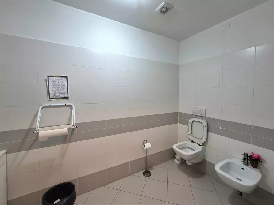 Immagine 19 di Locale commerciale in vendita  a Capannori