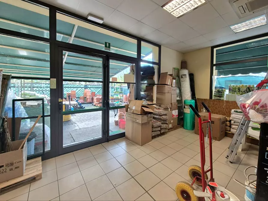 Immagine 22 di Locale commerciale in vendita  a Capannori