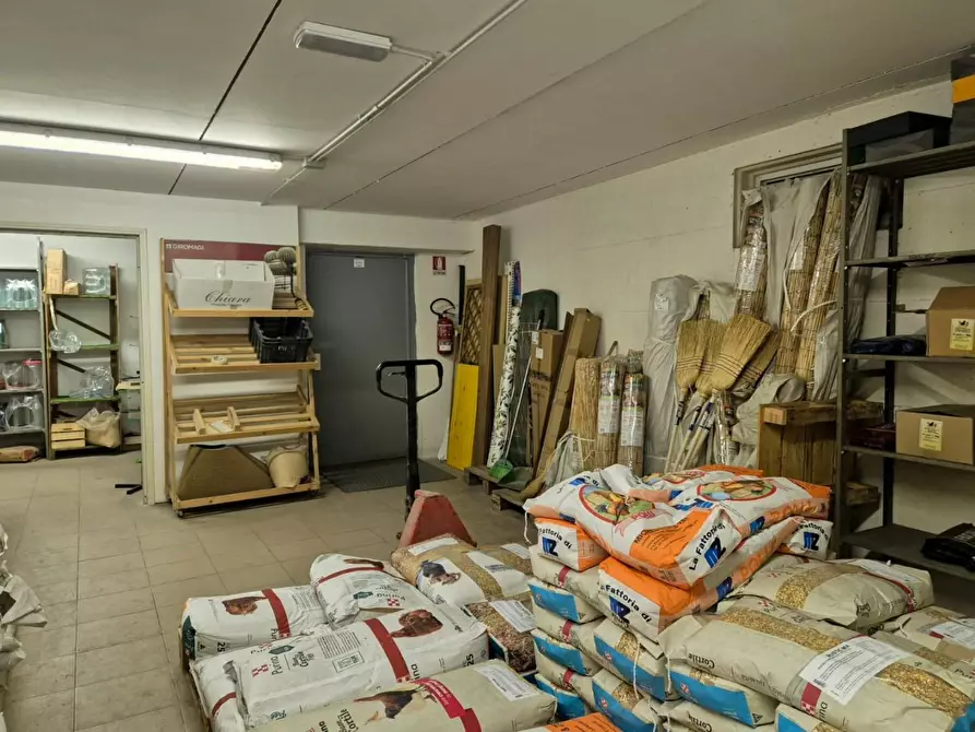 Immagine 26 di Locale commerciale in vendita  a Capannori