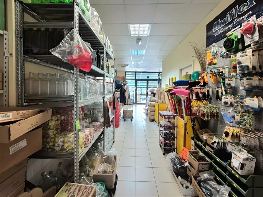 Immagine 16 di Locale commerciale in vendita  a Capannori