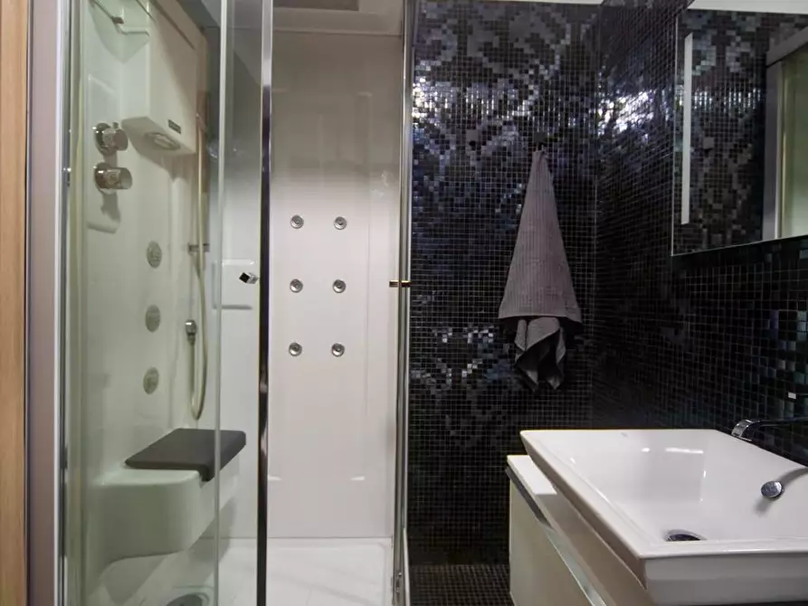 Immagine 22 di Appartamento in vendita  a Viareggio