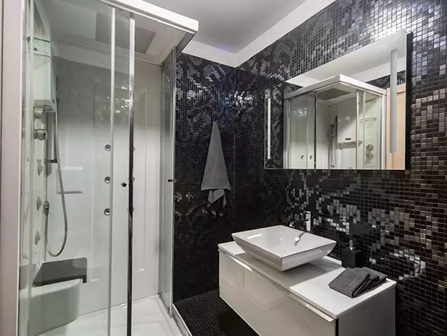 Immagine 21 di Appartamento in vendita  a Viareggio