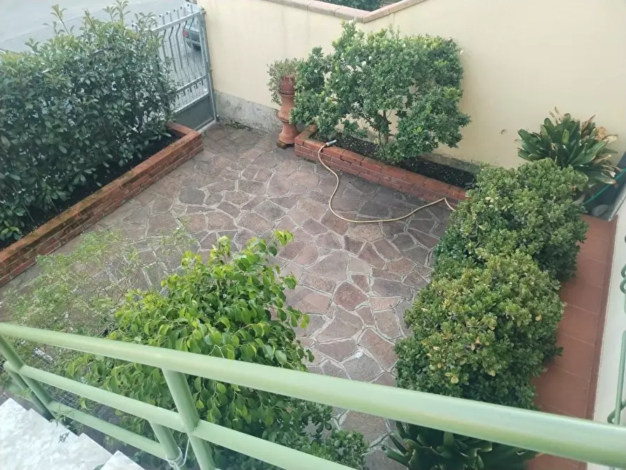 Immagine 1 di Villetta a schiera in vendita  a Massa