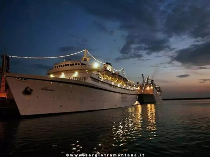 Immagine 22 di Mansarda in vendita  a Carrara