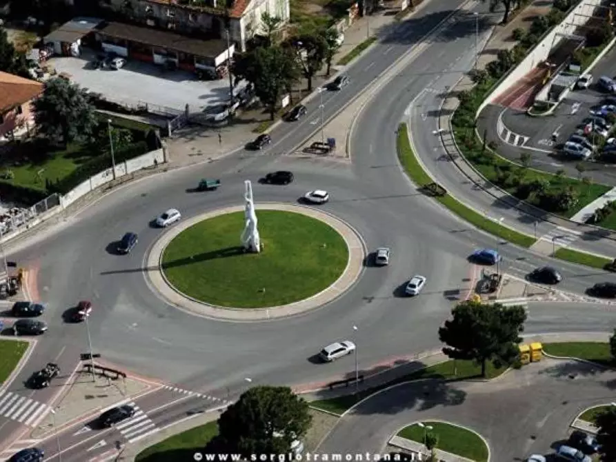 Immagine 17 di Mansarda in vendita  a Carrara