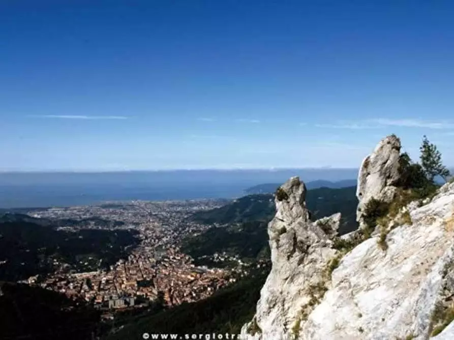 Immagine 19 di Casa semindipendente in vendita  a Carrara