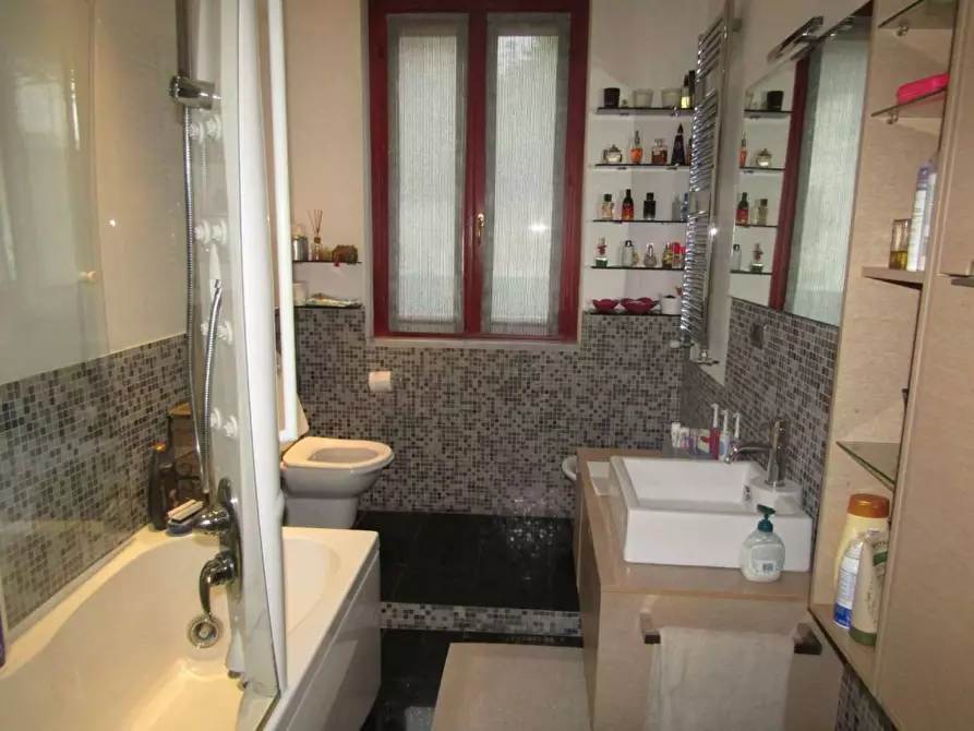 Immagine 17 di Casa indipendente in vendita  a Carrara